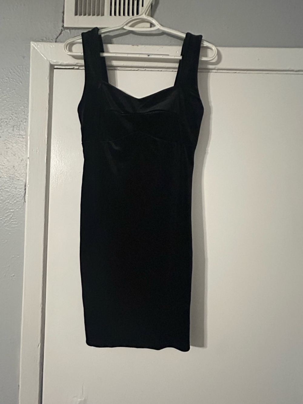 Forever 21 Black Sleeveless Square-Neck Mini Dress. Velvet.